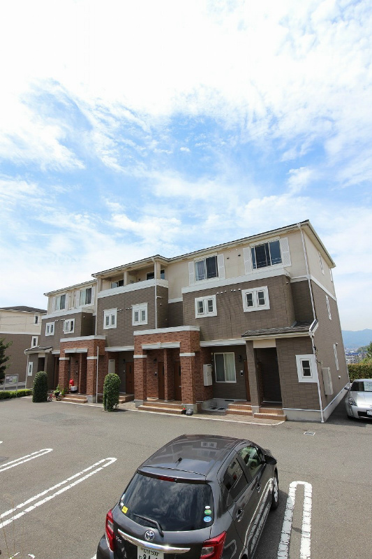 サンシャインブリッジ 町の雰囲気、外観も好まれる物件です。
