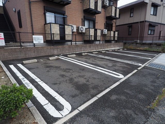 ヴィラージュD 駐車場