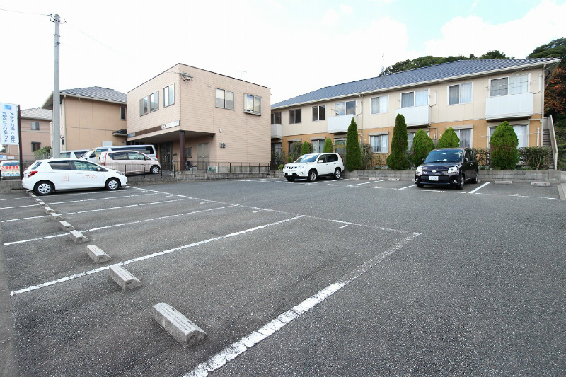 グランディール愛3  駐車スペースも広いので愛車も安心ですね。