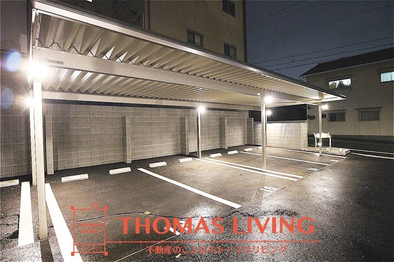 Ariga10 C棟 お写真は、屋根付き普通車の9,900円の駐車場区画です。