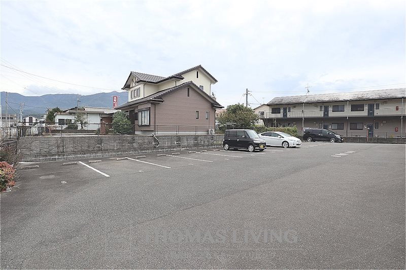 クレストール  駐車場