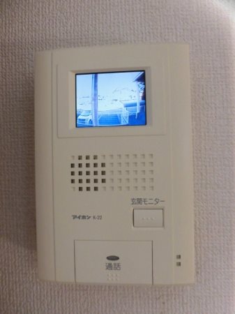 ミモザコート 来客者が確認出来るモニター付インターホンです。