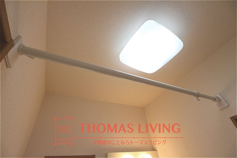 ウィンズヒル明里Ⅰ 洗面所には室内洗濯物干しがあります。
