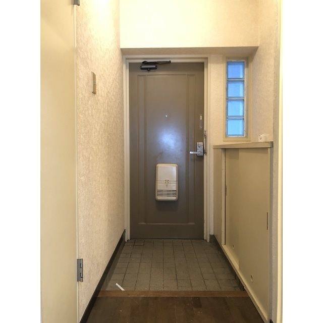 サンバード春日 玄関　※別号室参考写真