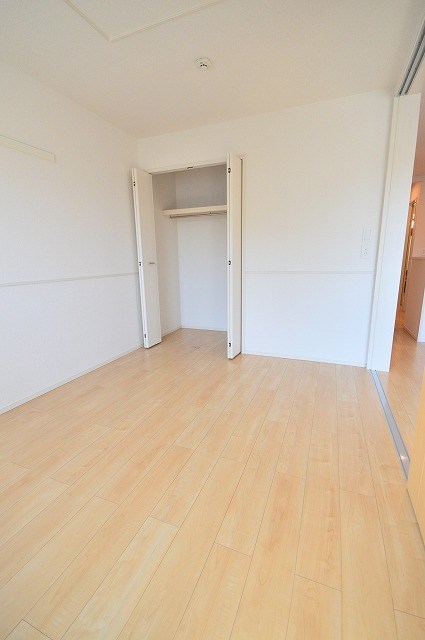 カーサフリューゲル 広々とした明るい洋室です。