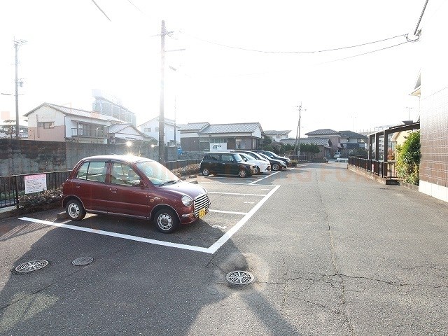 パインハウス国分 駐車場