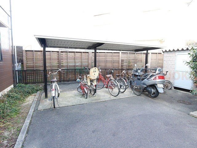 パインハウス国分 駐輪場