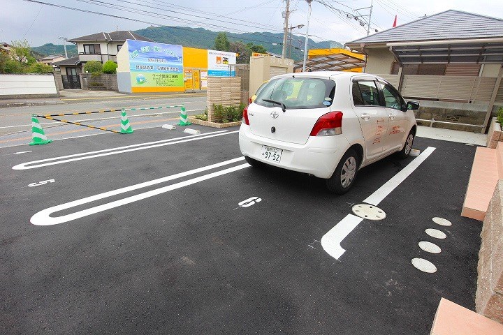 メルヴェーユ五条 敷地内駐車場　　太宰府・筑紫野の賃貸物件はトーマスリビングまで