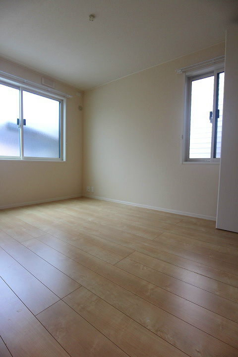 メルヴェーユ五条 角部屋で窓も多く明るいお部屋です。