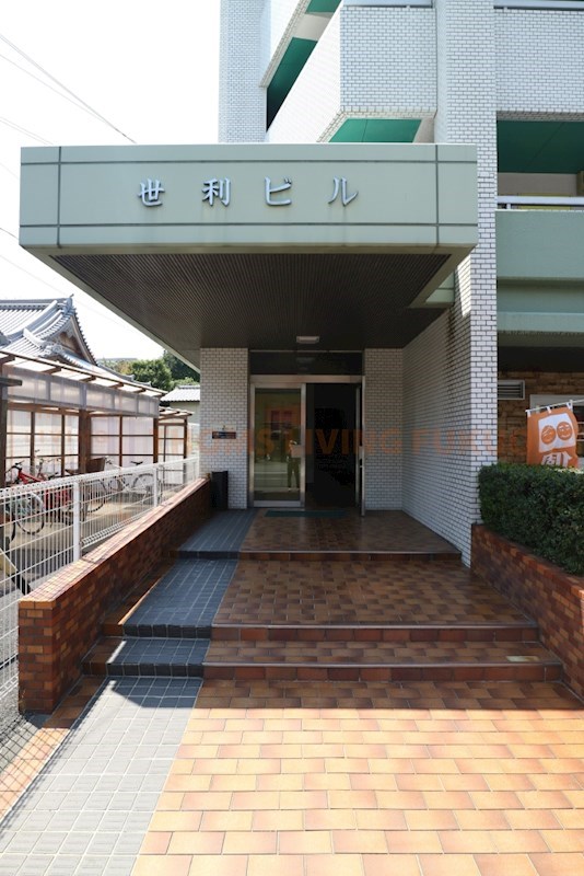 世利ビル エントランス