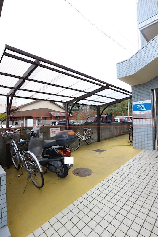 ベルメゾン新宮 屋根付き駐輪場ございます。