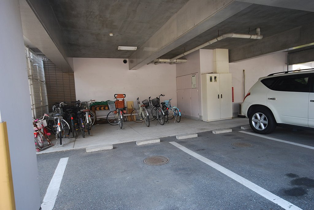 アネト春日原 駐輪・駐車場