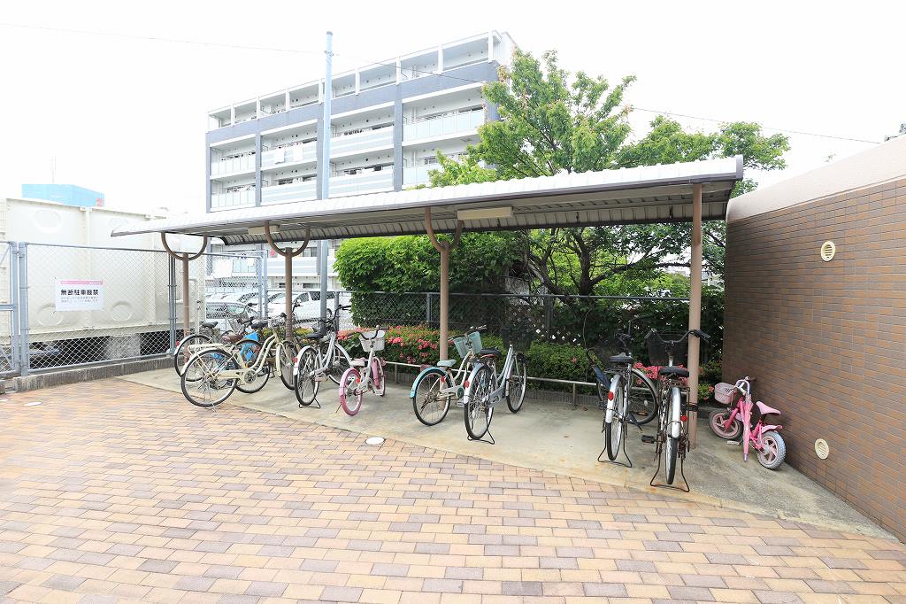 サンライズ新宮 駐輪場には屋根も付いてます