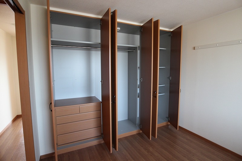 アルビレオB棟  クローゼットには棚と小さなタンスが付いています。