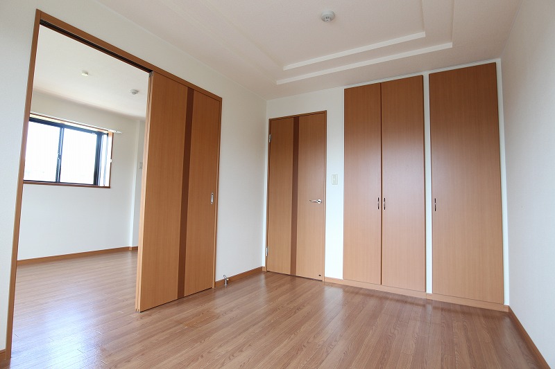 アルビレオB棟  南側の洋室は2方向から出入りが可能な便利な造りです。