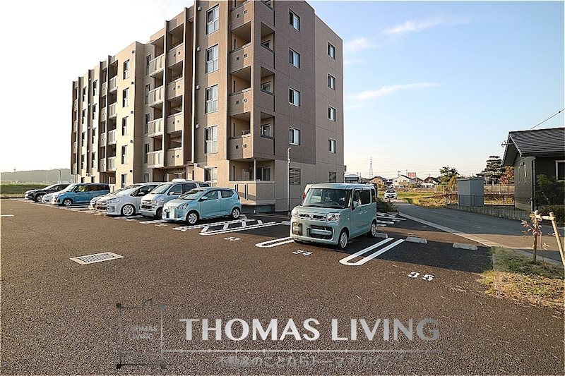 グランドゥール立岩 敷地内駐車場御座いますよ。