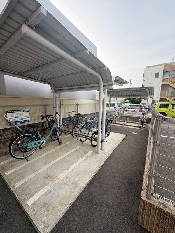 アルティザ六本松 駐車場
