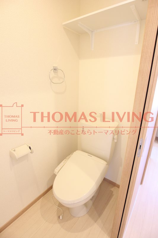 La Fraise Maison～ラフレーズメゾン～ 温水洗浄便座・収納棚付きのトイレ。