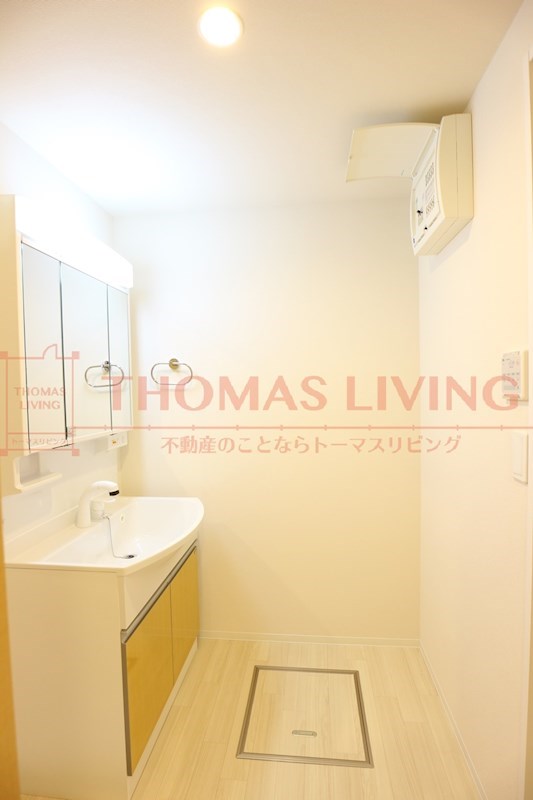 SUNNYHILLS新宮 洗面脱衣所の広さも十分です。