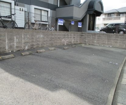 コンフォルト空港前 駐車場
