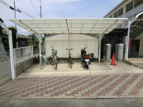 セイントヴィラ新宮 屋根付きの駐輪場。
