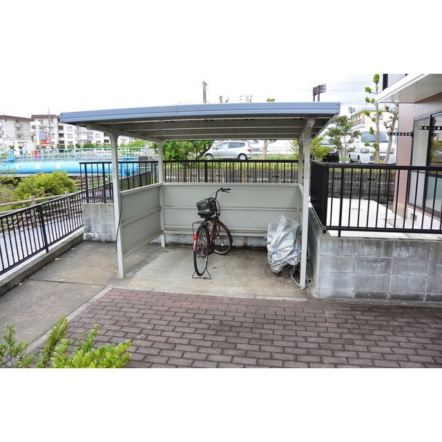 ドエル春日公園 駐輪場