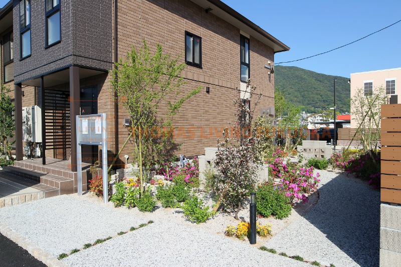 ドリームテュア/クレールシャト　クレール 共同通路にはお花も植えてあります♪
