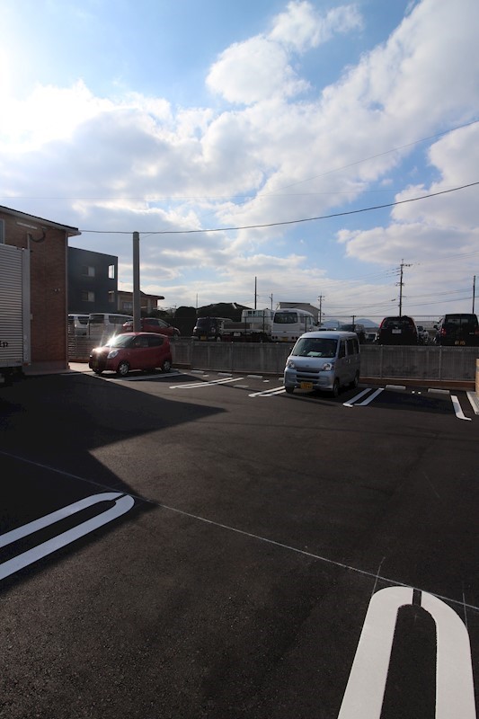 ピース　ライフ 広々としたスペースで駐車も楽々
