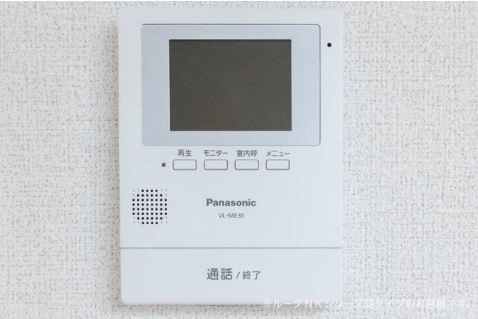ペーパー・ムーン 来客時の顔が確認できるモニター付きインターホンです。