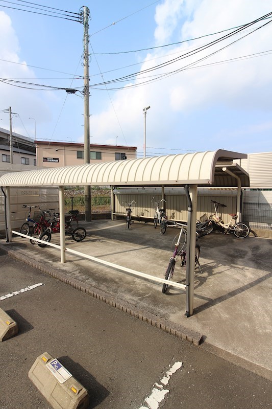 サニーフラット若園　D棟  広い駐輪場。