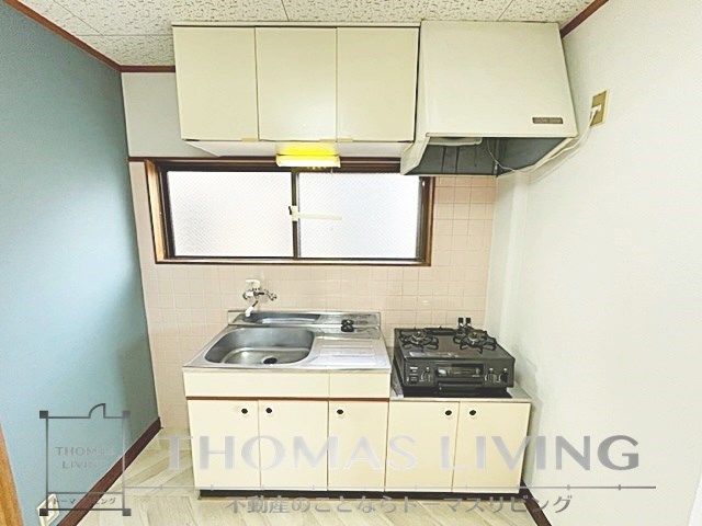 コーポセサミロード キッチンに窓があり明るいです。
