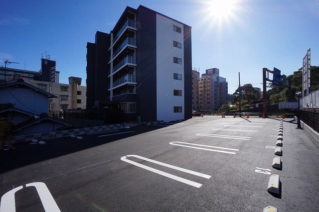 ポスカート　F. 駐車場