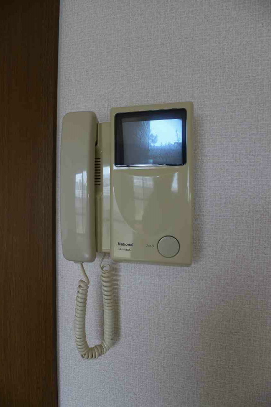 プレミールメゾン　B棟  受話器型のインターホンです。