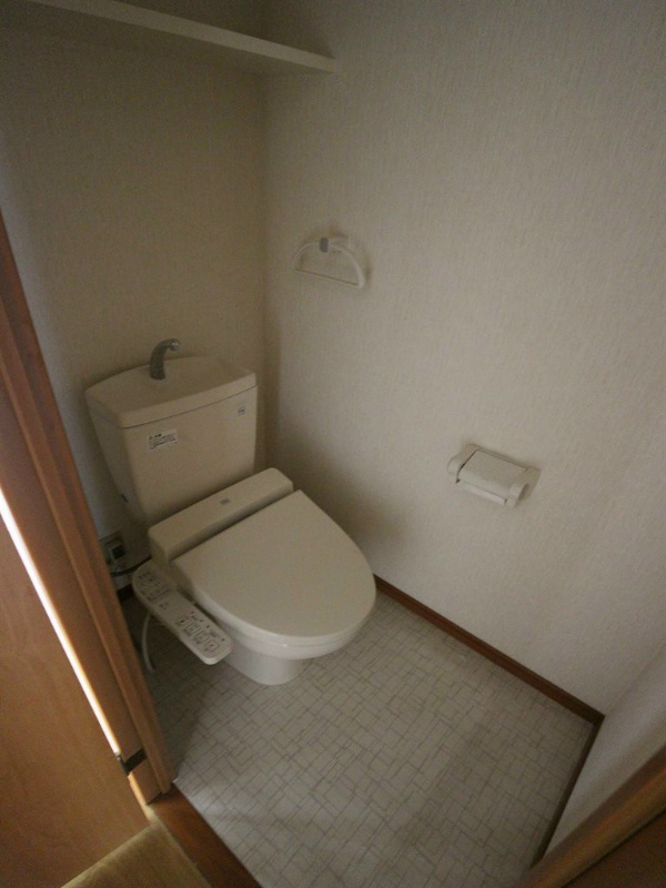 アクシス中井  温水洗浄便座付きです。
