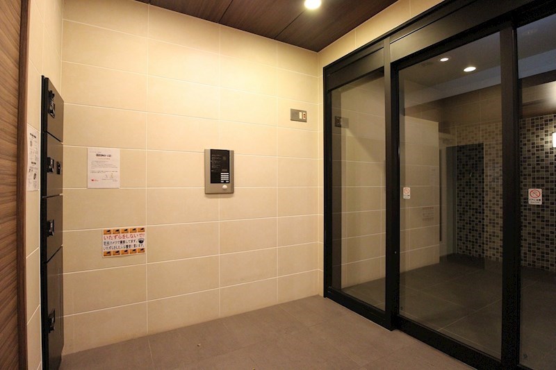 ヴェールヴァン田町 安心と安全のオートロックです。宅配ボックスも設置しています。