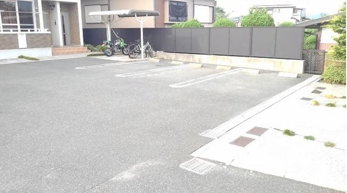 クリスマスローズⅢ 広めでとめやすい駐車場。