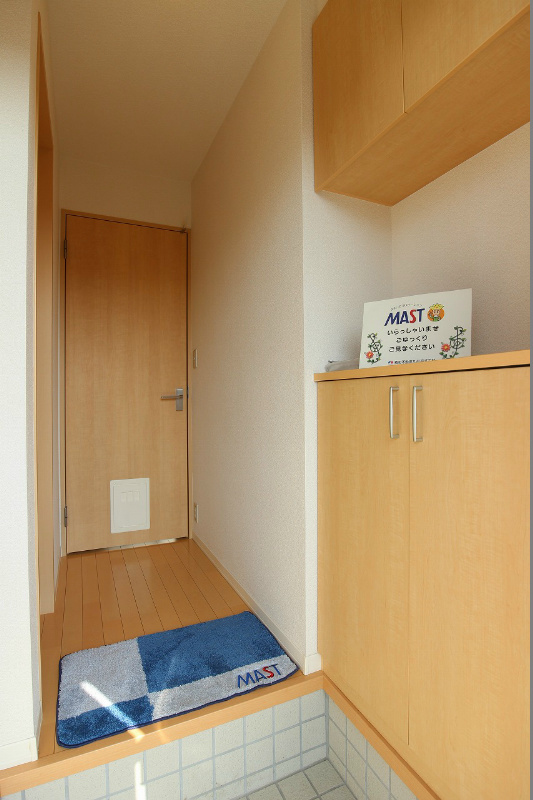 アクシア南若園 玄関収納付き。