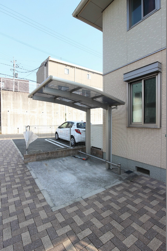 アクシア南若園 駐輪場は屋根付きです。