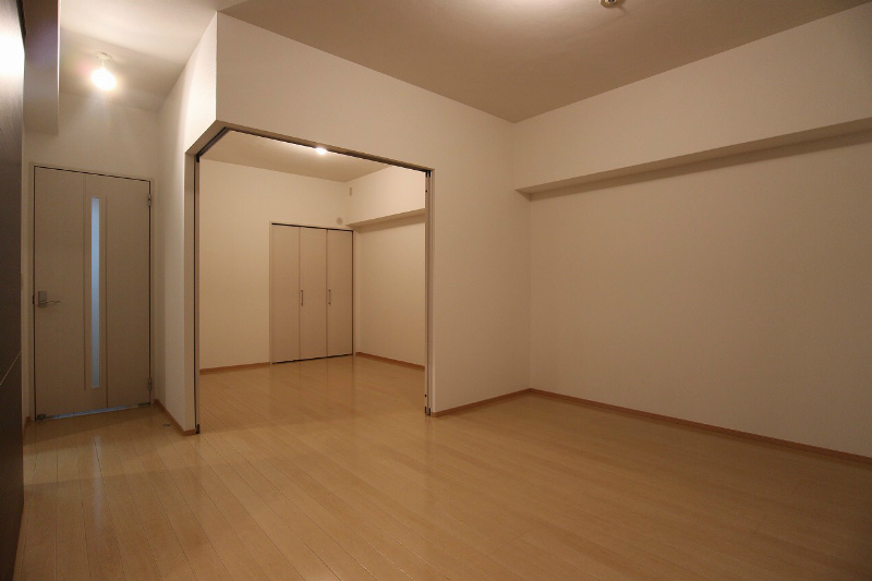 CPタワー LDKは12帖です。各部屋は引扉で仕切れます。
