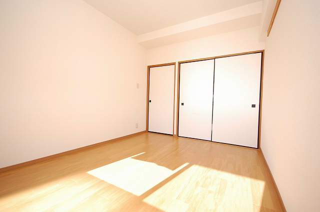 サンロイヤル幸 お部屋はどちらも6帖以上で収納もあります。