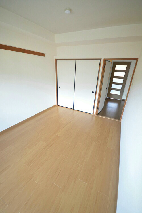 サンロイヤル幸 お部屋はどちらも6帖以上で収納もあります。