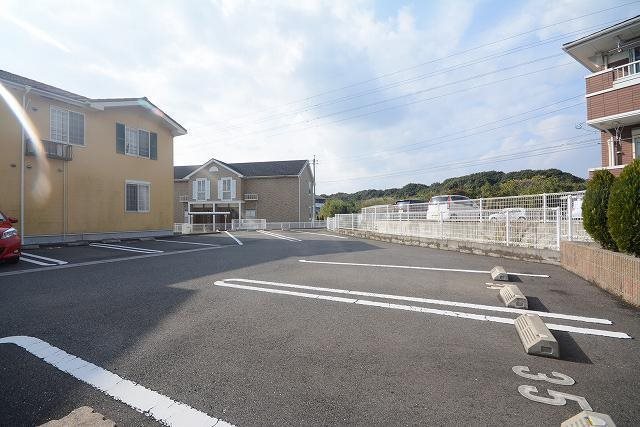 サンレミ葛原 E棟 駐車場
