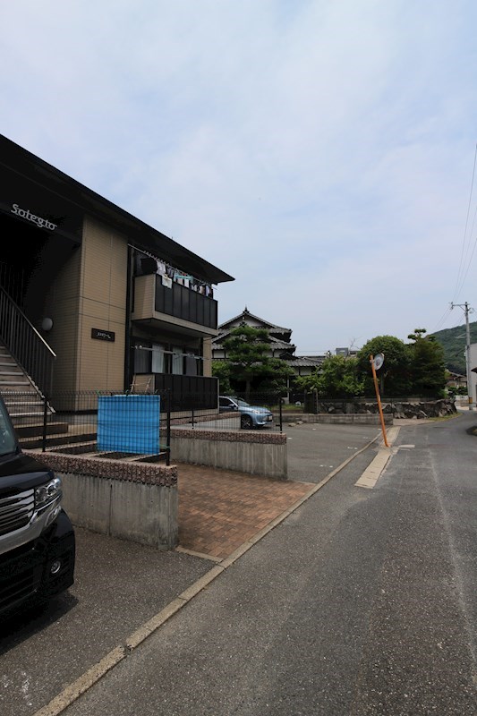 エスポワール ※別号室の写真です。建物の前面に駐車場があります。
