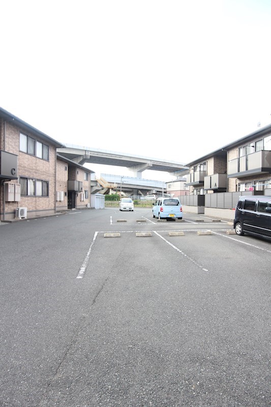 サニーフラット若園　B棟 スペースが広いので駐車も安心してできますね♪