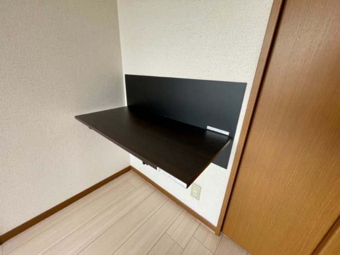 サニーフラット若園　B棟 ワークデスクを設置しております。