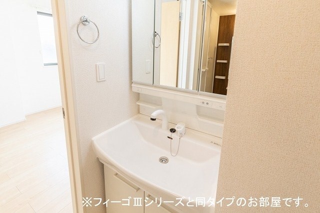 パンフィーユ シャワー付きの独立洗面台です。
