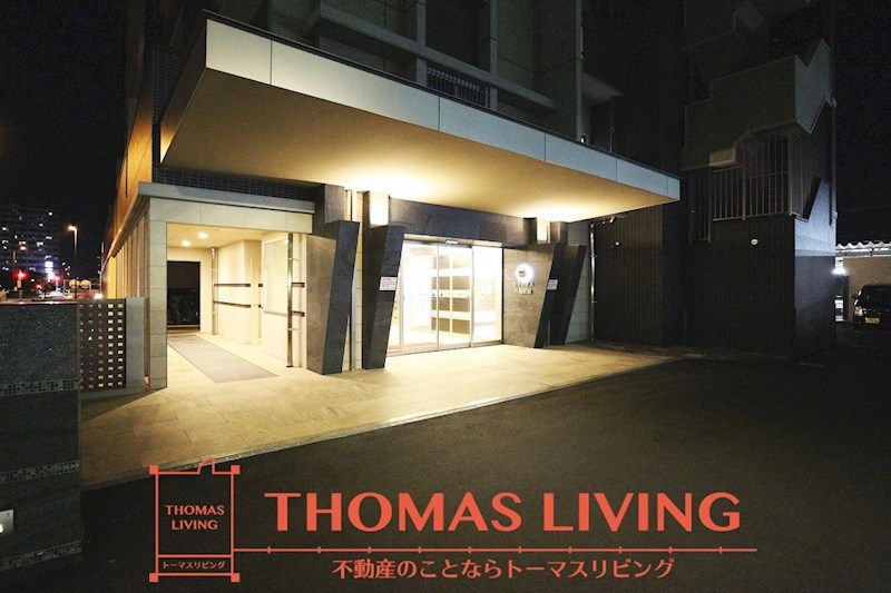 ウイングス八幡駅前  夜でも明るくライトアップされたエントランスです。