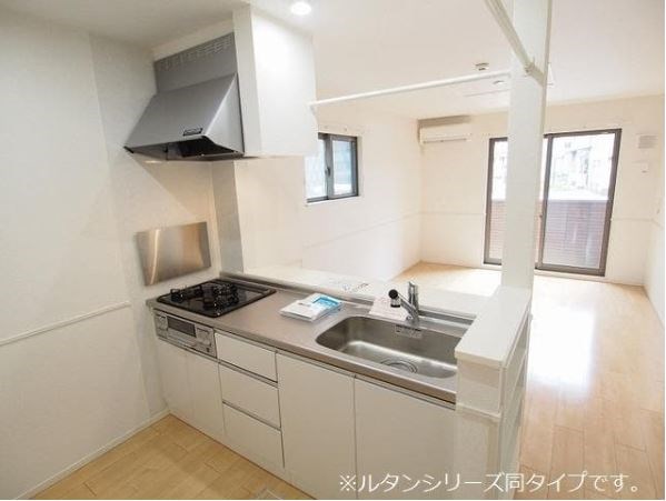 メゾンフルールⅡ   ３口コンロ・グリル付きのカウンターキッチンです。