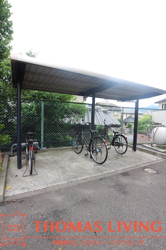 エーアスト湯川　B棟 駐輪場あります。