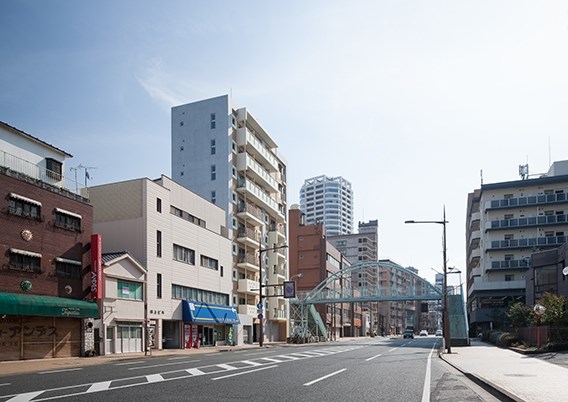 アベニュー小倉ウエスト 大通り沿いに面した明るいは入り口です。